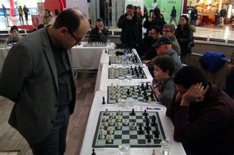 S­a­t­r­a­n­ç­ ­u­s­t­a­s­ı­ ­J­e­v­t­i­ç­,­ ­2­0­ ­k­i­ş­i­y­e­ ­k­a­r­ş­ı­ ­o­y­n­a­d­ı­ ­-­ ­S­o­n­ ­D­a­k­i­k­a­ ­H­a­b­e­r­l­e­r­
